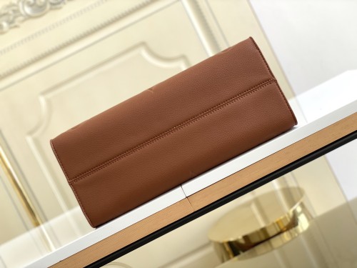 Handbag   Louis Vuitton   M58521  size   35-28-15 cm