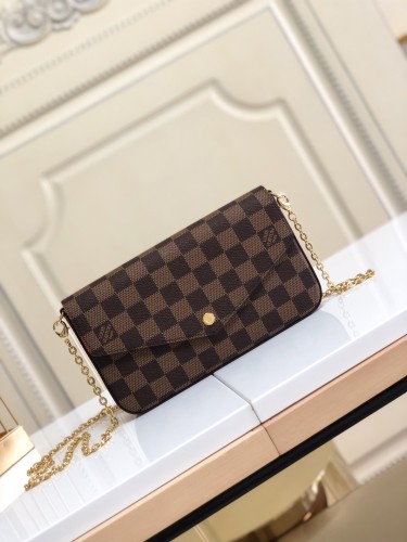  Handbag    Louis Vuitton    63032   size  21*11*2  cm