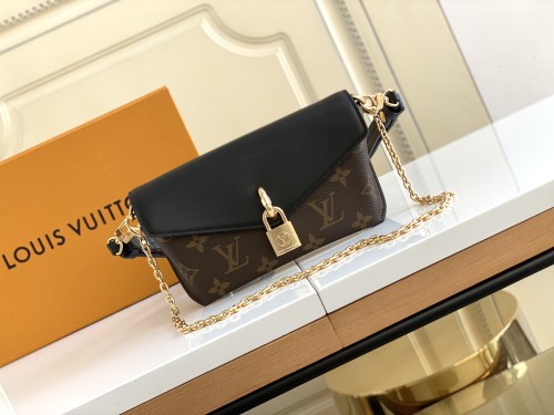  Handbag   Louis Vuitton   M80559  size 19x11×3  cm