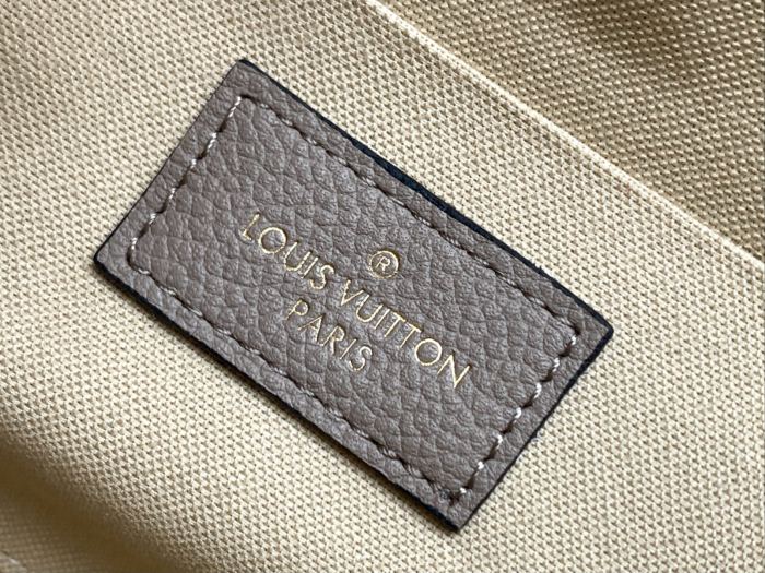  Handbag   Louis Vuitton  M68697  size  21×12×3  cm