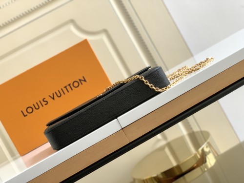  Handbag  Louis Vuitton  M64064  size  21×12×3 cm 