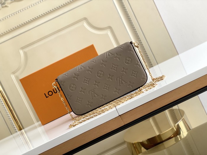  Handbag   Louis Vuitton  M68697  size  21×12×3  cm
