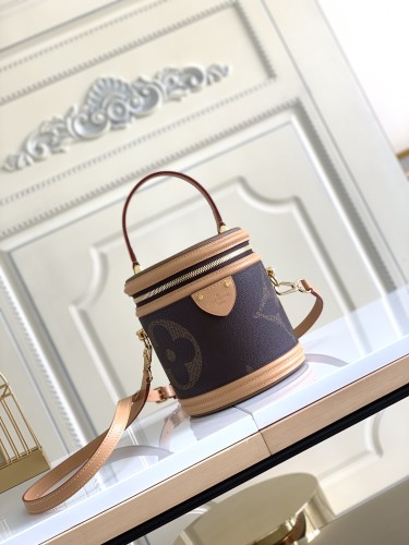  Handbag   Louis Vuitton  M44603   size  15.0 x 17.0 x 15.0 cm 