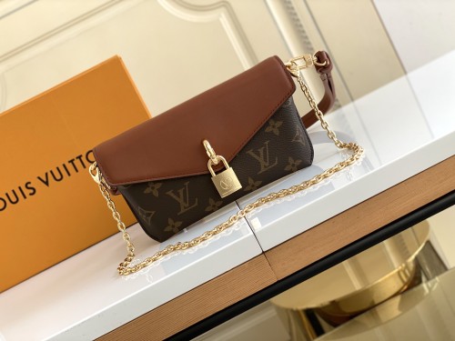  Handbag   Louis Vuitton  M80763  size  19x11×3  cm 