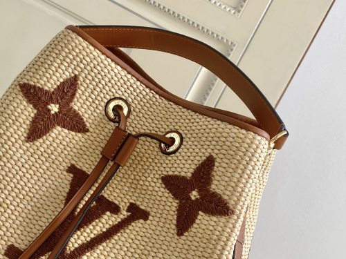  Handbag   Louis Vuitton   m57704   size   26 x 26 x 17.5  cm 