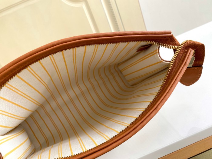  Handbag  Louis Vuitton   M80351  size  25x 20 x 5.5  cm