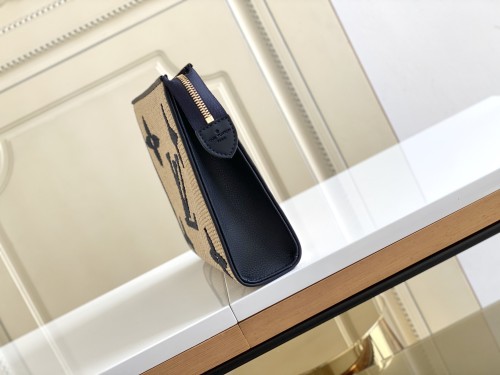  Handbag    Louis Vuitton   M80352   size   5x 20 x 5.5  cm