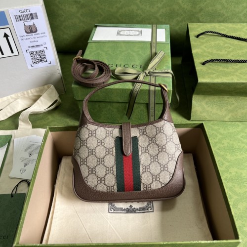  Handbag   Gucci 680132   size  19*13*3  cm