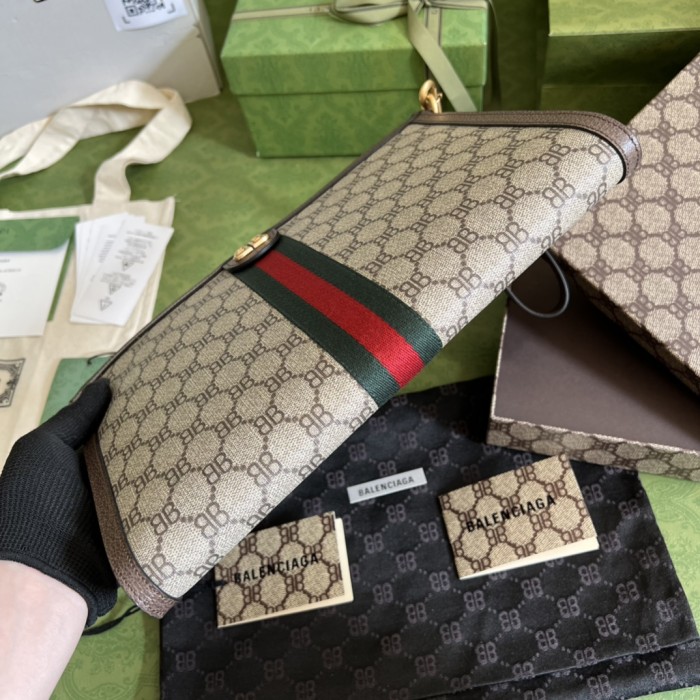 Handbag   Gucci  680382  size  30.0 x20.3 x3.3  cm