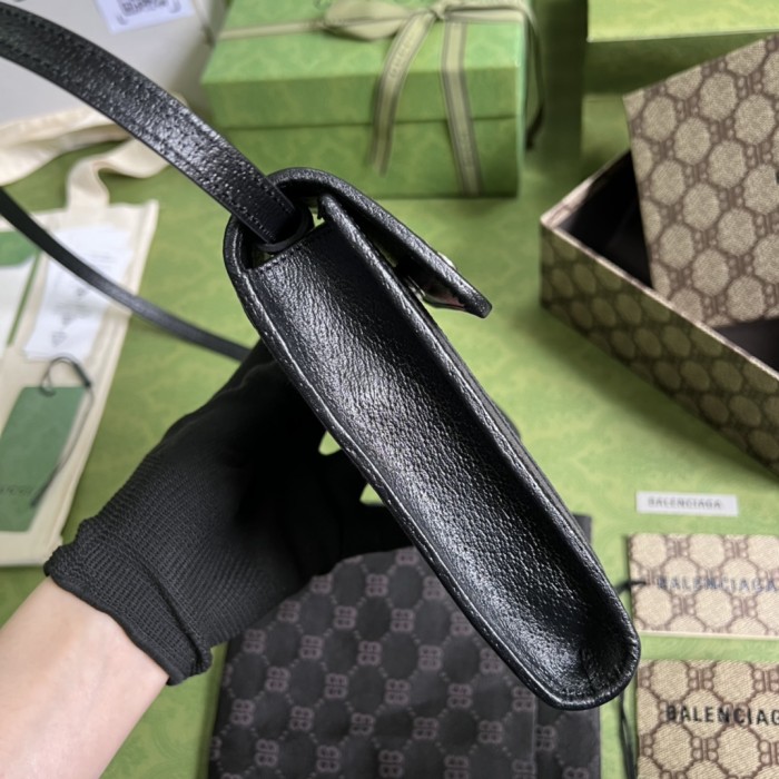 Handbag   Gucci  680130  size  11.7*17.8*3.6  cm