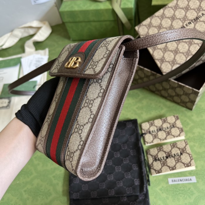  Handbag  Gucci   680130  size  11.7 x 17.8 x 3.6  cm