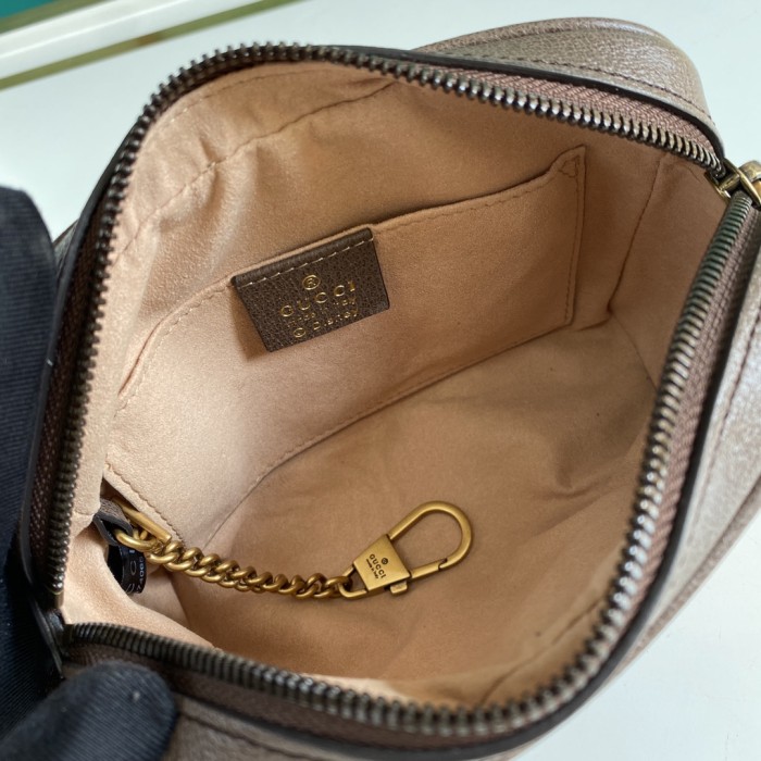  Handbag    Gucci   648124