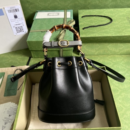  Handbag   Gucci  724667 size  19*30.5*6  cm