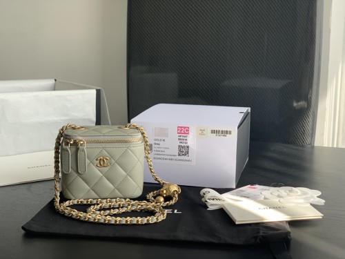  Handbag   Chanel  size 8.5cmx11cmx7  cm 