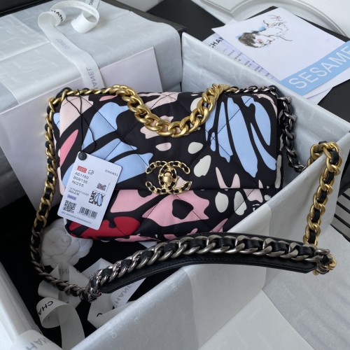  Handbag   Chanel  size  26/30 cm