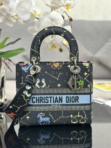 Handbag   Dior  M0565  size  24 x 20 x 11  cm