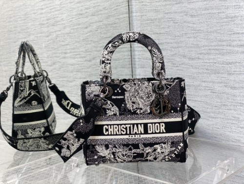  Handbag   Dior  size  24 cm