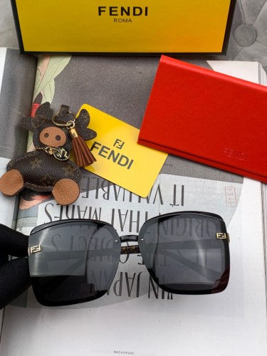 Sunglasses Fendi F301