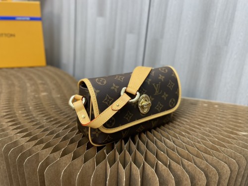 Handbag   Louis Vuitton  M40078   size  22.5×13×8 CM