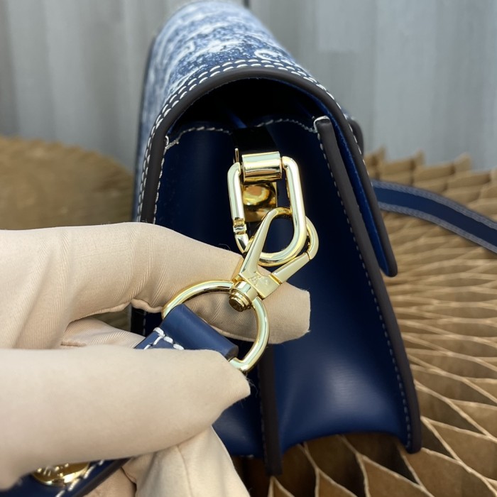 Handbag  Louis Vuitton   M59716  size  20 x 15 x 9  cm