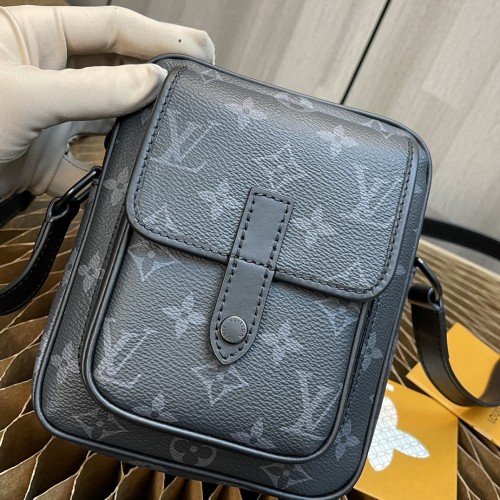  Handbag   Louis Vuitton M69404  size  15x17x8 CM