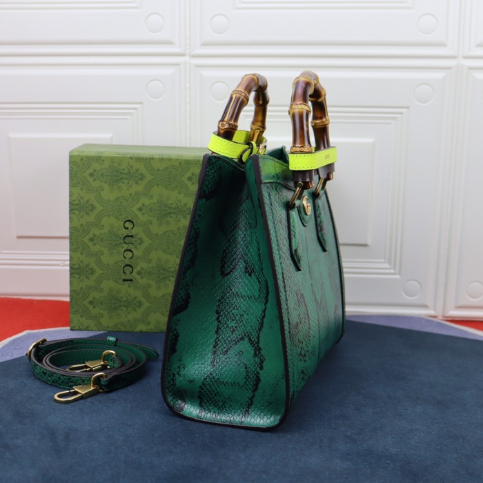 Handbag  Gucci    660195  size  27*24*11  cm