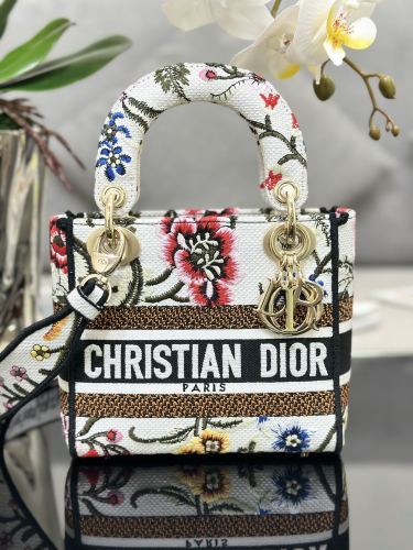 Handbag   Dior  M0505  size  17 x 15 x 7  cm