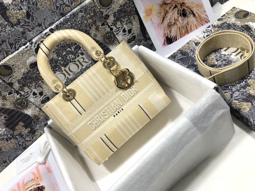 Handbag  Dior M0565 size 24 x 20 x 11 cm