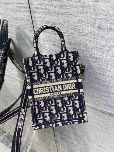 Handbag  Dior  size 13.5*5*18 cm