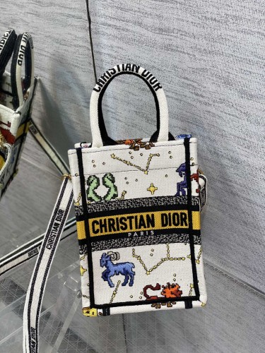 Handbag  Dior  size  13.5*5*18 cm