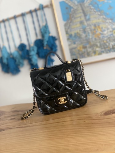  Handbag  Chanel AS3652 size  17x20.5x6 cm