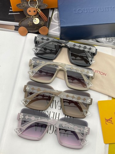 Sunglasses Louis Vuitton L5221