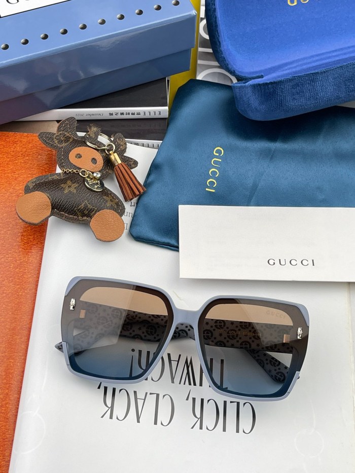 Sunglasses Gucci G7147