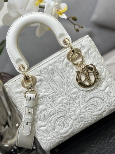  Handbags Lady Dior M0538 size:20*16.5*8 cm