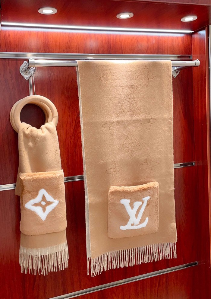 Streetwear Scarf LV 328728 SIZE:90cm*90cm