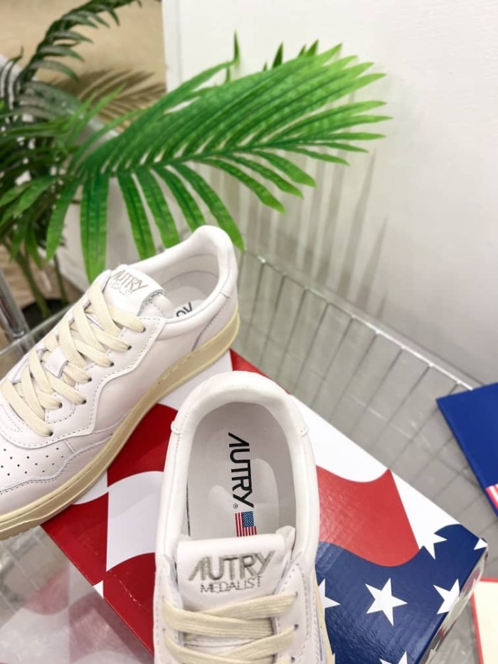 Autry Medalist Leather Low White