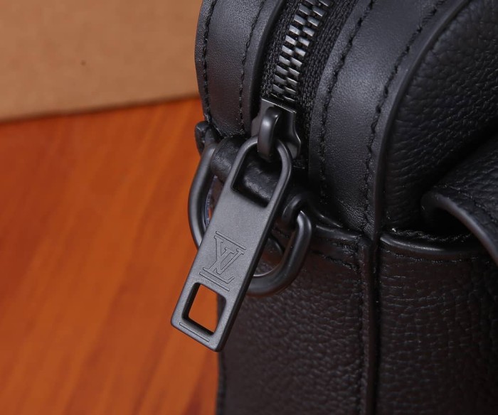 Handbag Louis Vuitton M22482 size 23.5*18*7 cm