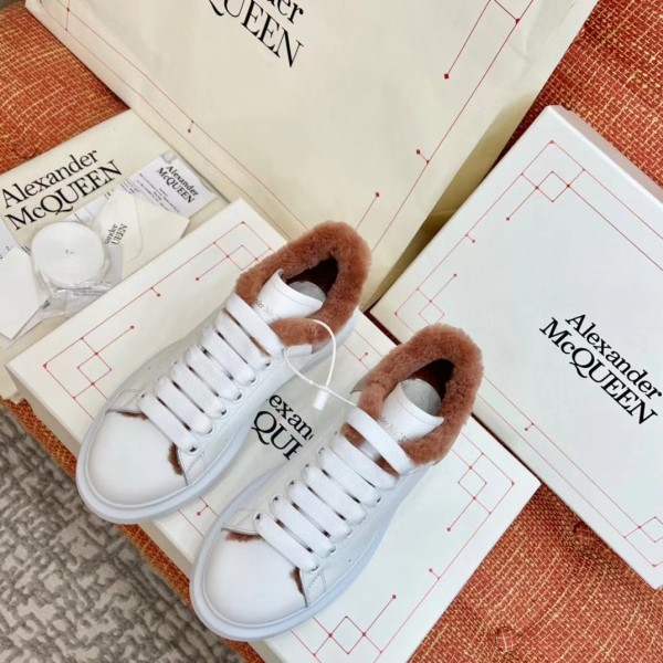 Alexander McQueen autumn and winter new lamb hair white laces in original original box