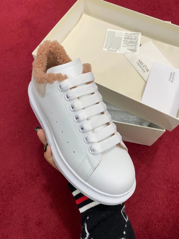 Alexander McQueen autumn and winter new lamb hair white laces in original original box