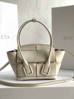 Bottega Veneta Womens Bags Shoulder Messenger Bags Luxury Cross Body Handbag Calfskin leather with naOrigil Box