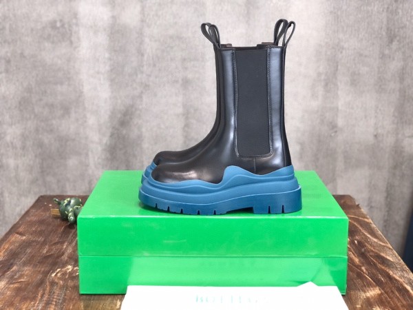 Bottega Veneta calfskin boots with original box