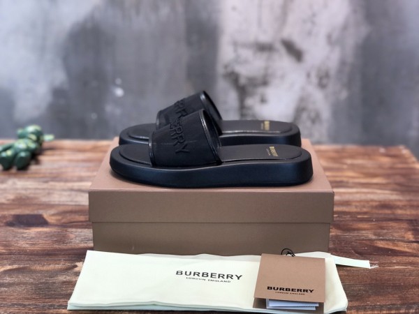 Burberry 2022 hit classic plaid slippers with original box