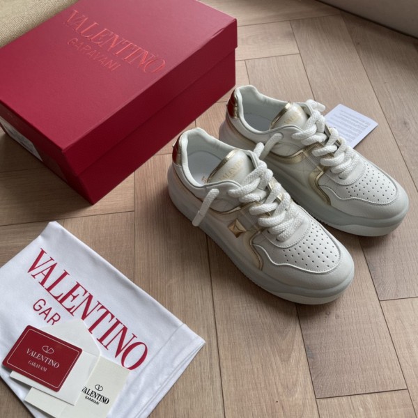 Valentino men's and women's luxury brand new thick-soled large-scale rivet-decorated sneakers with original original box