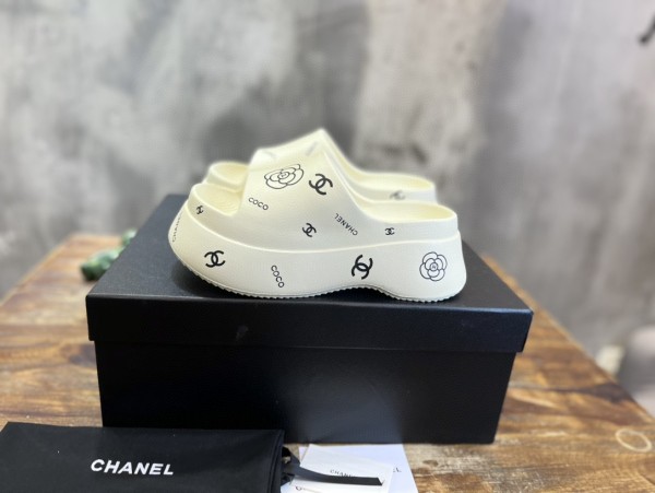 Chanel women's luxury brand new jelly slippers with original original box