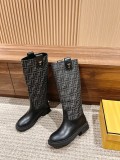 Fendi women's luxury brand autumn and winter new long boots. Presbyopia boots are so comfortable to wear. They make your legs look straight. They are really fashionable when paired with presbyopia knitwear. They can be paired with a short flight jacket. The zipper-free design is more beautiful. Flat high boots with original box