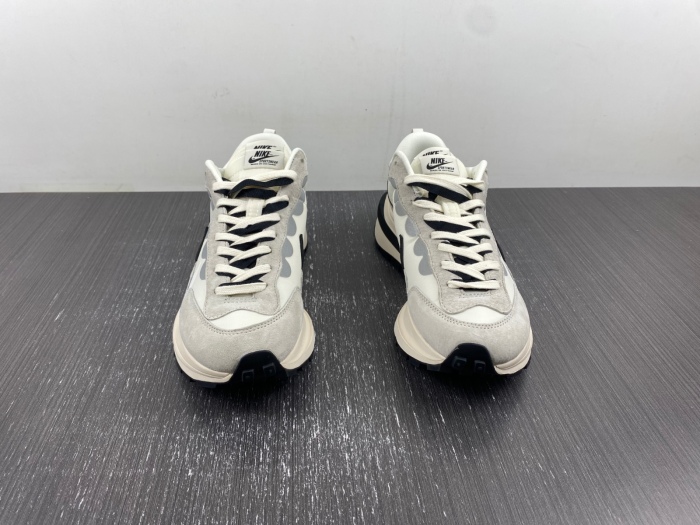 VaporWaffle Tour Grey sacai DD1875-101