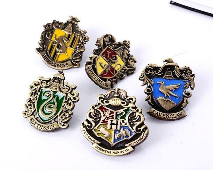 Harry Potter Hogwarts School Gryffindor Slytherin Ravenclaw Hufflepuff Symbol Metal Badge