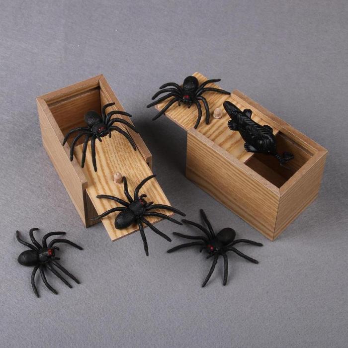 Prank Insect Wooden Scare Box Trick Play Funny Novelties Toys Tricks Spider