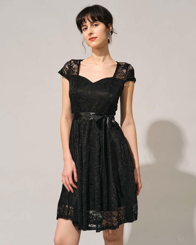 The Black Sweetheart Neck Lace Midi Dress