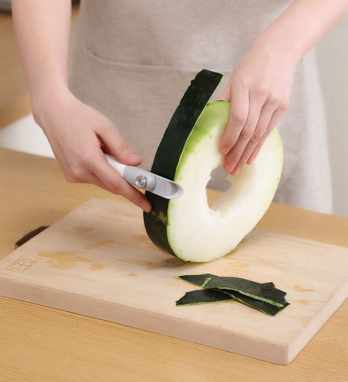 Multifunctional Peelers With Comfort-Grip Handle